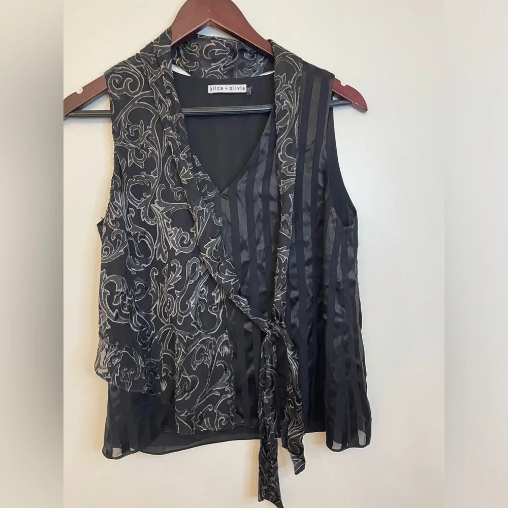 Alice + Olivia||  Striped Print V-Neck Sleeveless Blouse, Like New